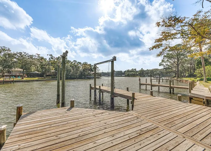 Waterfront Retreat W/ Outdoor Oasis In Holiday home *