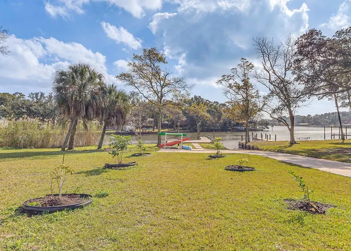 Waterfront Retreat W/ Outdoor Oasis In Pensacola